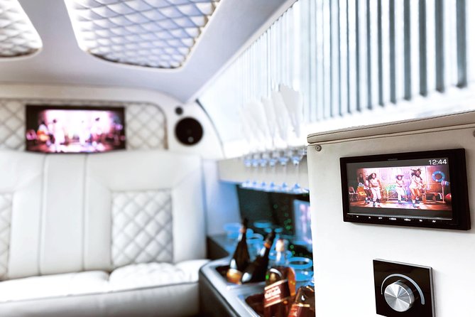 1 hour ride in vintage limousine - The 60-minute city-center loop: how to use your time well