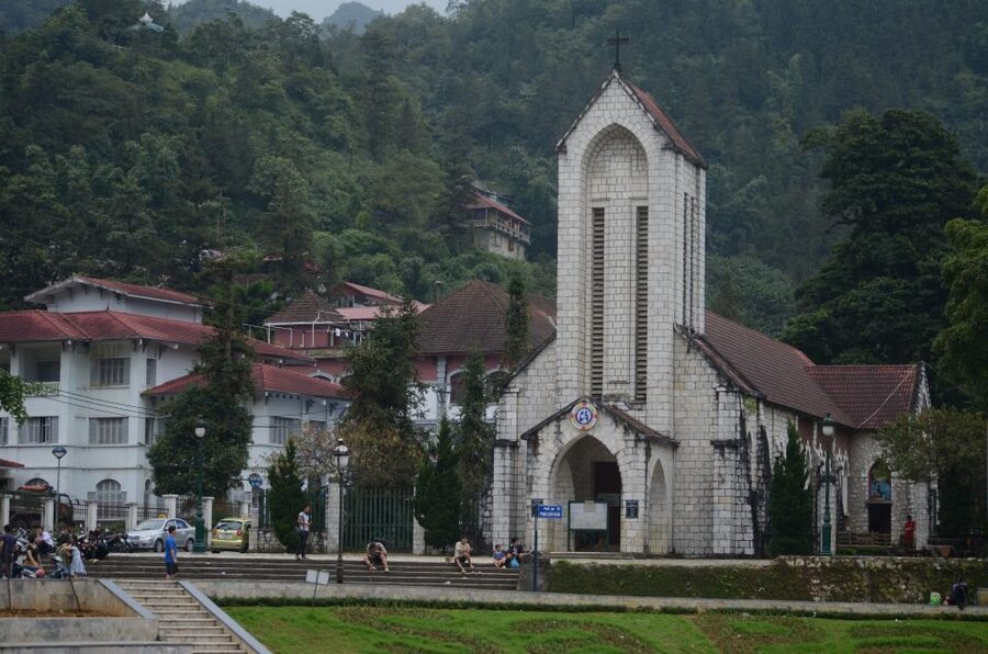 2 Day-2 Night Sapa Trekking: Overnight Train &Limousine Bus - Day 1 afternoon: long trek to Lao Chai – Ta Van or Cat Cat waterfall