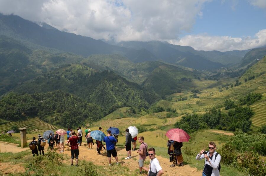 2-Day Sa Pa Ethnic Homestay Tour & Trek with Limousine Bus - Money, drinks, and the craft-sales moment on the trail