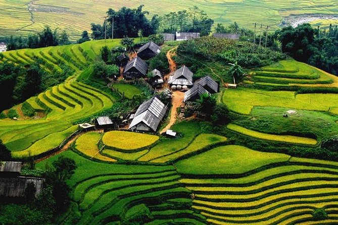 2 Days 1 night Sapa Tour from Hanoi by Limousine/Sleeper bus - Day 1 Morning: Landing in Sapa Town and Getting Ready to Walk