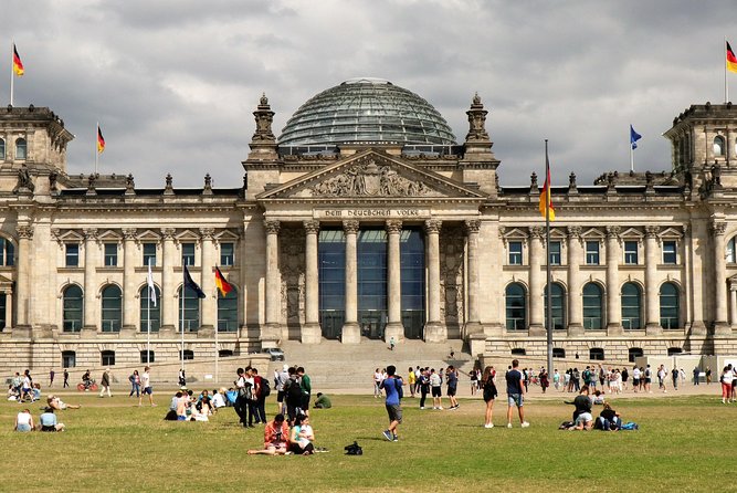 5hours: Guide, Chauffeur & Photographer in Berlin private Tour - Brandenburg Gate to Victory Column: the “Berlin power” opening