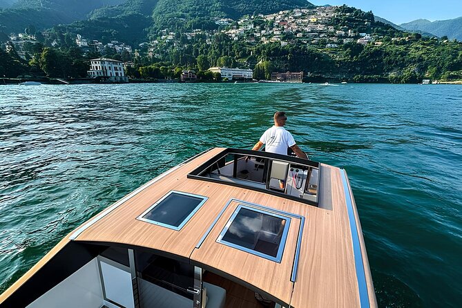 7-11 Guests Luxury Limousine Boat Private Tour of Lake Como - Pickup at the right dock, with time to breathe