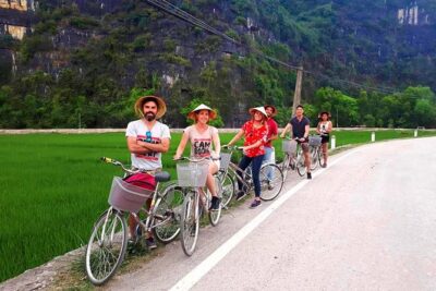 Amazing Luxury Hoa Lu Tam Coc 1 Day - Small Group Tour With Limousine bus - Entering Hoa Lu: Dinh King and Le King Temples in Context