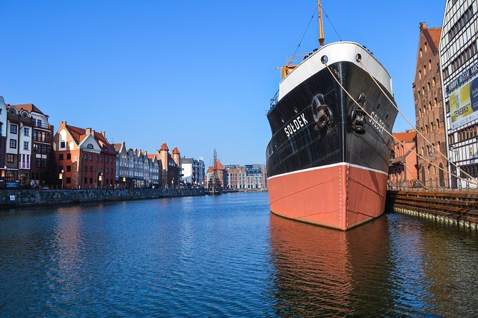 Best of Gdańsk, Gdynia and Sopot in 1-Day Private Car Tour - Sopot seaside highlights: Krzywy Domek, Kuracyjny Square, and a beach view