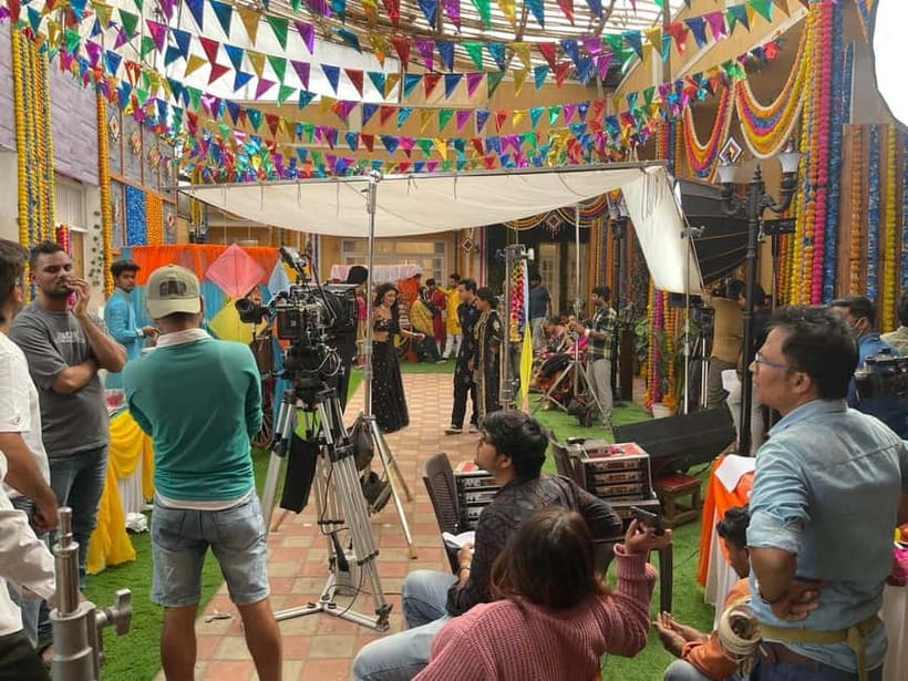 Bollywood Sightseeing and Celebrity Home Tour by Private Car - Live dance show plus Bollywood dance lessons you can actually join