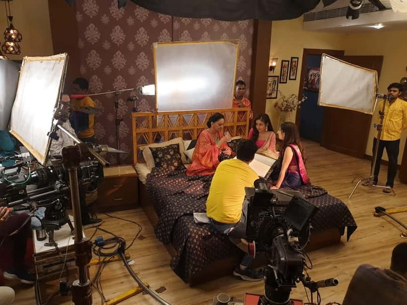 Bollywood Sightseeing and Celebrity Home Tour by Private Car - Guides and that mini-production feeling: what you should expect