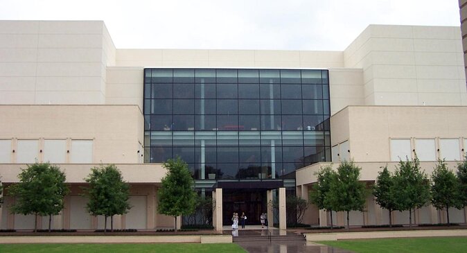 Dallas Best of Shopping Malls in the Luxury Private Limousine - NorthPark Center: Upscale Shopping in an Older, Polished Mall