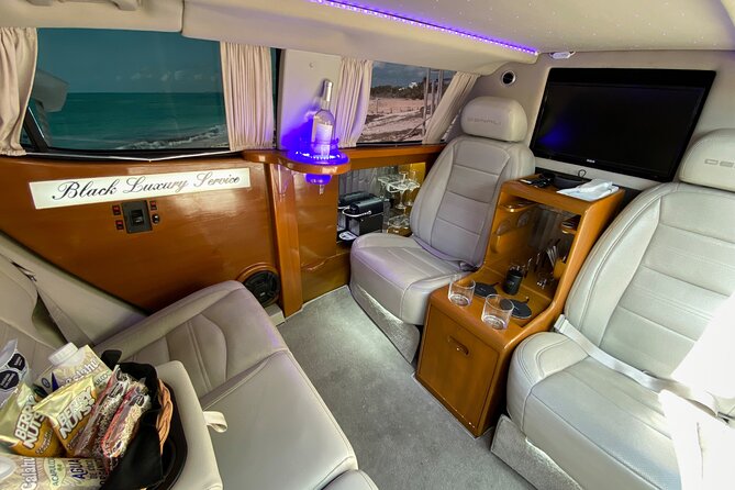 Deluxe GMC Limousine from CUN Airport to Playa Mujeres - Who this private limo transfer suits best
