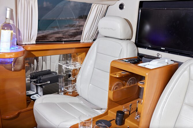 Deluxe Limousine GMC from Cancun Airport - Cancun Airport Meet-and-Greet: Finding the Right Team Fast