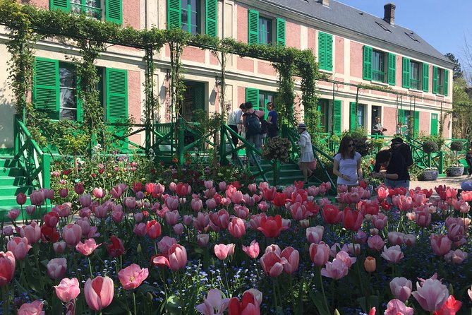Excursion CHATEAU DE VERSAILLES and GIVERNY in Limousine from Paris - Versailles Gardens: Timing, Meal Break, and Ticket Reality