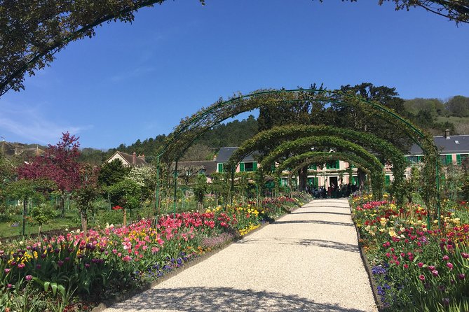 Excursion CHATEAU DE VERSAILLES and GIVERNY in Limousine from Paris - Clos Normand and Claude Monet in Giverny: Museum to House and Gardens