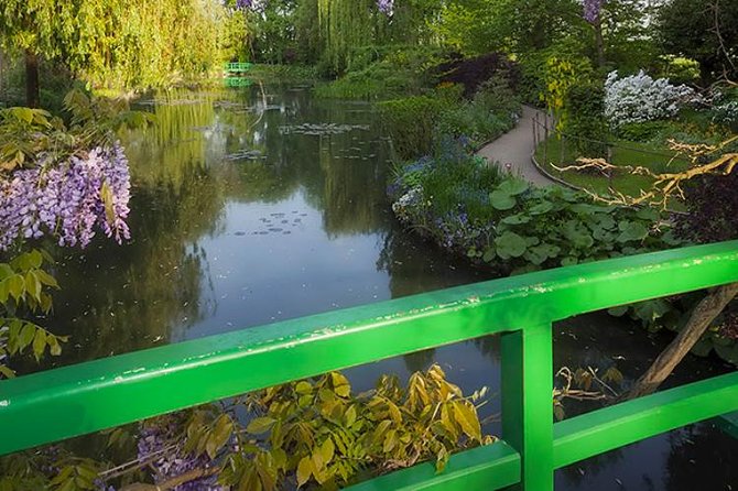 Excursion CHATEAU DE VERSAILLES and GIVERNY in Limousine from Paris - Price and Value: $1,757.83 for Up to 7 in a Private Limo