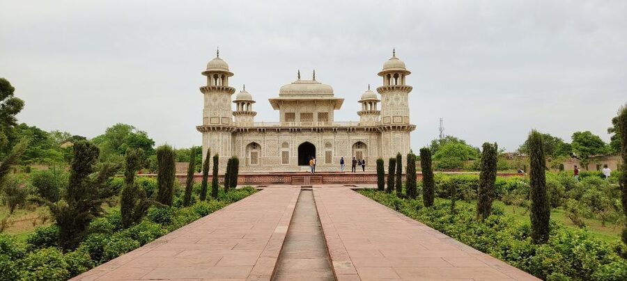 From Delhi : Taj Mahal and Agra Fort Tour By Private Car - Private Group + Chauffeur: Comfort, Language, and Boundaries