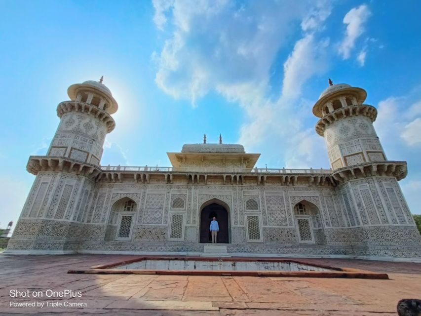 From Delhi: Taj Mahal Luxury Day Tour By Superfast Train - Timing tricks: Friday closures, shoes, and photo stops