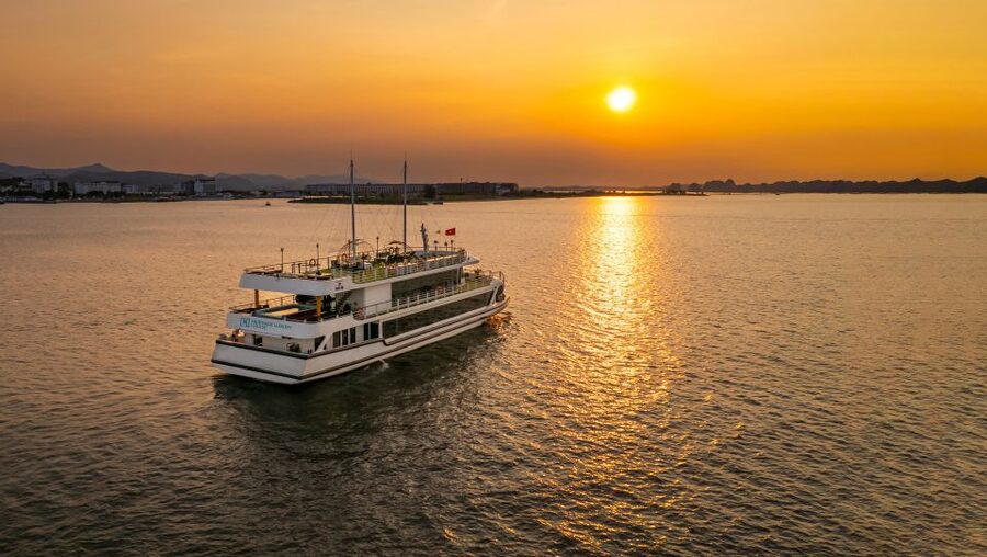 From Hanoi: 1-Day Halong 5-Star Cruise w/Jacuzzi & Limousine - Getting From Hanoi to Tuan Chau by Limousine Bus