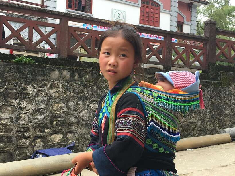 From Hanoi: 2-Day Sapa Trek Tour - Luxury Limousine Transfer - Tour Guides: The Difference Between a Walk and a Story