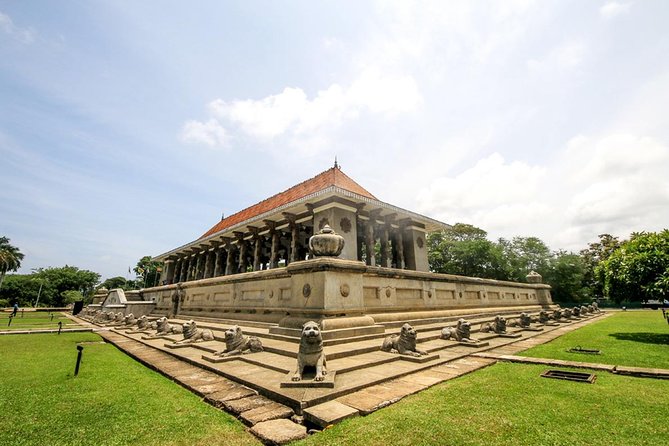Full-Day Colombo City Tour (Private Car) - Religious patchwork: Red Jami-Ul-Alfar Mosque, Hindu Kovil, and St Anthony’s Shrine