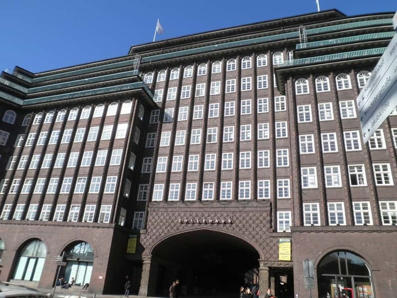 Hamburg: Exclusive Tour by Limousine with Chauffeur - Private Limousine + Chauffeur for a 3-Hour Hamburg Hit