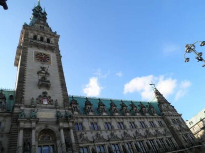 Hamburg: Exclusive Tour by Limousine with Chauffeur - From Rathausmarkt to Alster Lake: a smooth start and easy orientation