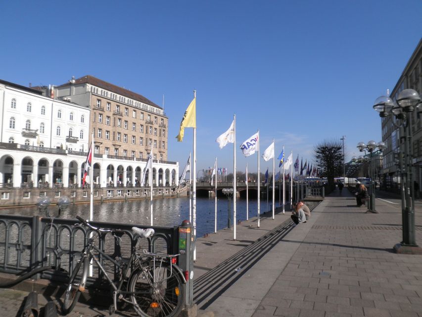 Hamburg: Exclusive Tour by Limousine with Chauffeur - St. Michael’s Church and the Old Elbe Tunnel: icons with a route you can feel