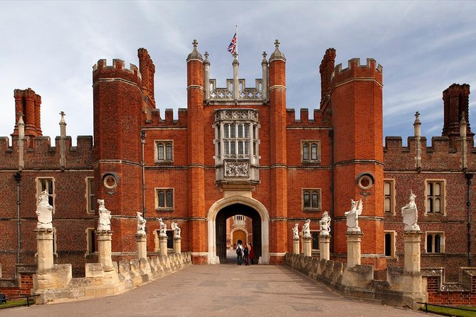 Hampton Court Palace & Windsor Castle Private Car Tour from London - Hampton Court Palace: Henry VIII’s Great Hall and the eavesdroppers