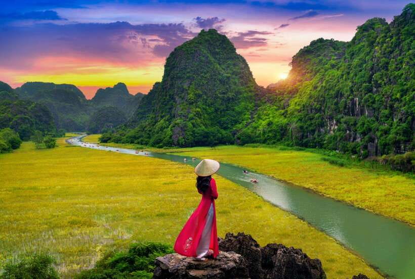 Hoa Lu, Tam Coc, & Mua Cave Day Trip with Lunch & Limousine - Hoa Lu Ancient Capital: Temples of King Dinh and King Le