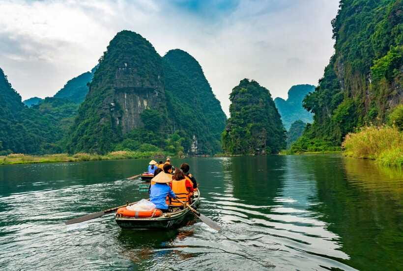 Hoa Lu, Tam Coc, & Mua Cave Day Trip with Lunch & Limousine - Buffet Lunch at Ninh Binh Heritage: Local Food With Vegetarian Options