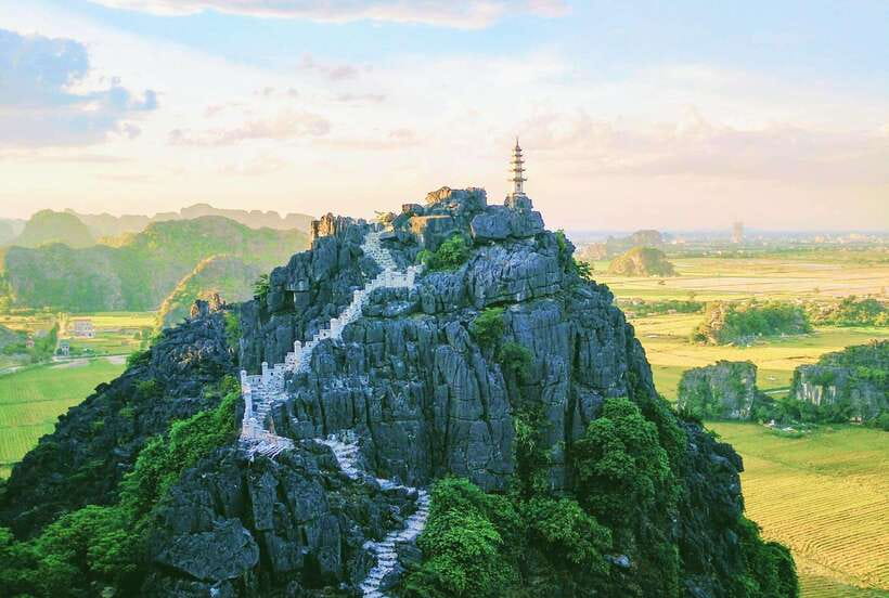 Hoa Lu, Tam Coc, & Mua Cave Day Trip with Lunch & Limousine - Climbing Mua Cave: 500 Steps to a Panoramic View