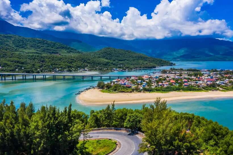 Hoi An: Private Car To/From Hue via Multi Attraction( 1-Way) - Marble Mountains: caves, pagodas, and Buddhist architecture