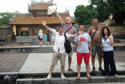 Hue: Dragon Boat, Perfume River, Pagoda & Royal Tomb Tour - Getting oriented on the Perfume River: that dragon boat start