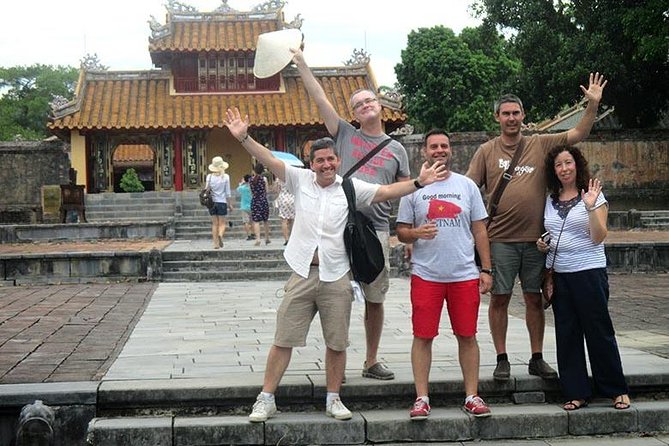 Hue: Dragon Boat, Perfume River, Pagoda & Royal Tomb Tour - Getting oriented on the Perfume River: that dragon boat start