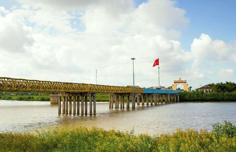 Hue: Private Car to DMZ with Vinh Moc Tunnels and More - Hien Luong Bridge and the Ben Hai River: Seeing the 17th Parallel in One Place