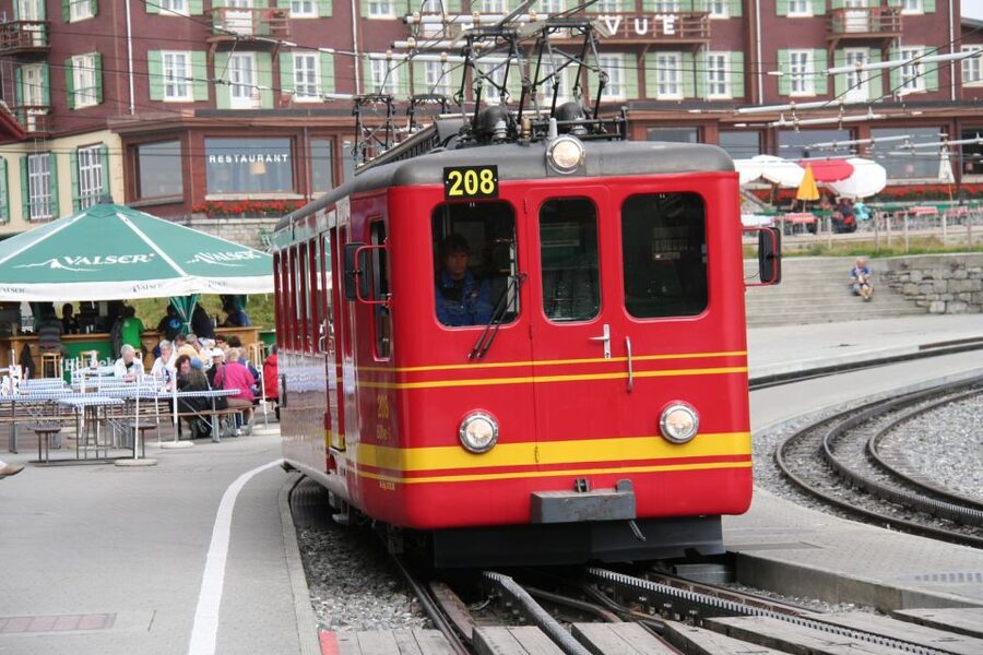 Interlaken: Highlights Tour with a Local by Private Car - Wengen, Kleine Scheidegg, and Jungfraujoch: pick your height level