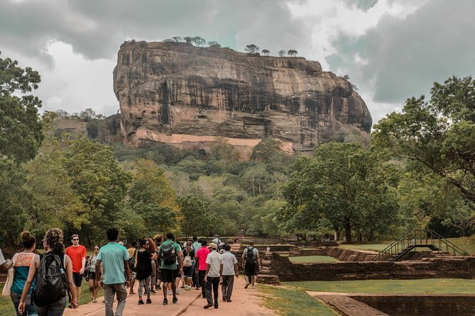 Kandy City Tour & Famous Ambuluwawa Tower with Friendly Chauffeur - Peradeniya Botanical Gardens: your organized chunk of green time