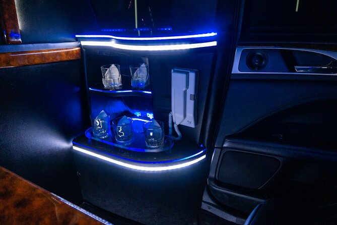 Lincoln Stretch limo from Cancun Hotel Zone to Cancun Airport - Price and value: what $128 per group really buys you