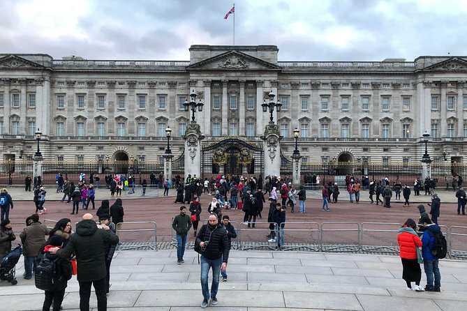 London Highlights Private Car with Driver Guide - The Optional Blue Badge Guide: When It’s Worth Paying More