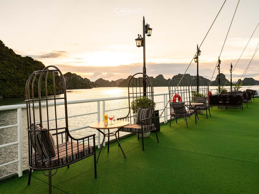 Luxury 6-Star Azura Cruise Halong Bay, Free Hanoi Limousine - Hanoi limousine transfers: saving time, saving stress