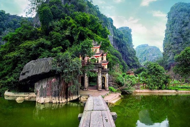 Luxury Hoa Lu - Trang An - Mua Cave 1 Day Tour - By Limousine & Small Group - Mua Cave (Dancing Cave) and Lying Dragon Mountain views