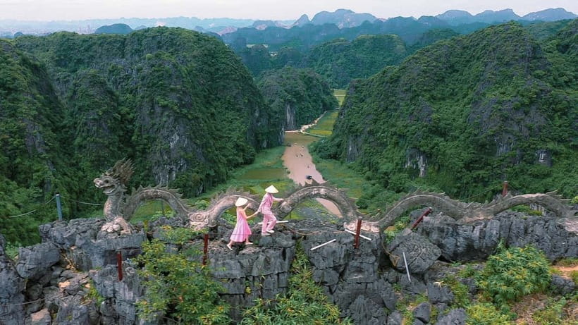 Luxury Limousine Tour: Hoa Lu, Trang An/Tam Coc & Mua Cave - Lunch at Gia Hưng: A Real Break in the Middle