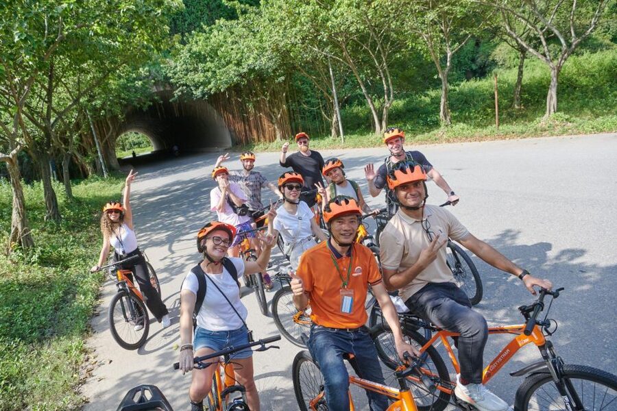 Ninh Binh 1 Day,HoaLu-Tam Coc-Mua Cave,Buffet Lunch,Limo Bus - Staying on schedule: why the group size and timing matter