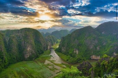 Ninh Binh Day Tour Tam Coc Mua Cave Hoa Lu Buffet Lunch Limousine - Tam Coc Bamboo Boat Trip: Ngo Dong River and the Three Grottos