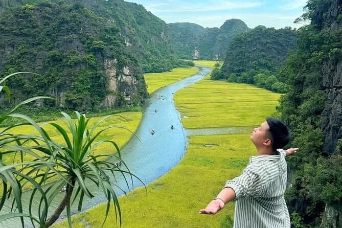 Ninh Binh Tour from Hanoi for 6-9 Pax/tour by DCar Limousine - Lunch and breaks: Vietnamese food without the planning tax