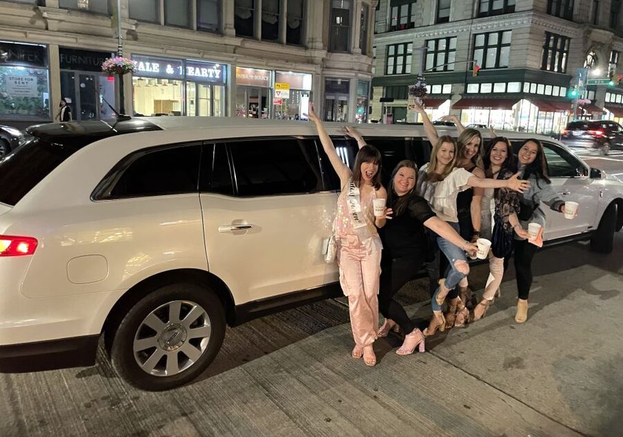 NYC Limousine Tour By Stretch Limo-King And Queen Limo NYC - Lower Manhattan and Wall Street: Charging Bull and the Financial District