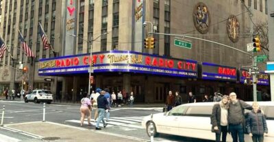 NYC: Private Home Alone 2 Stretch Limousine Tour with Pizza - The Movie Stops: Empire State, Rockefeller Center, Central Park, Radio City