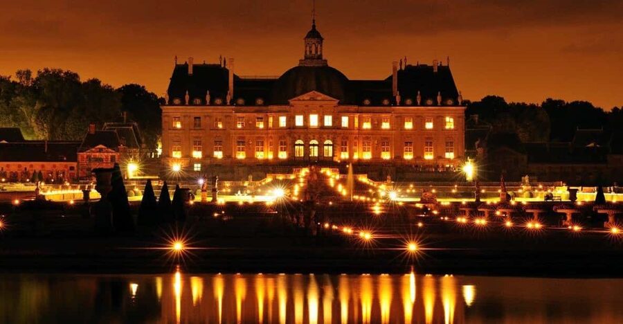 Paris: Candlelit Dinner at Vaux-le-Vicomte by Limousine - Le Nôtre gardens at night: candles, classical music, and the distance trick