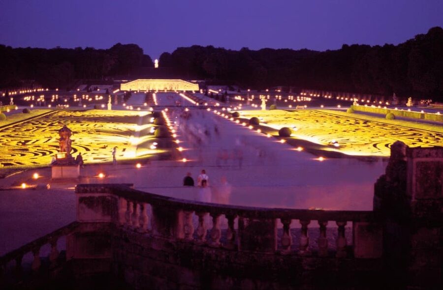 Paris: Candlelit Dinner at Vaux-le-Vicomte by Limousine - Dinner at Les Charmilles: 3 courses, champagne, wine, and meal choices