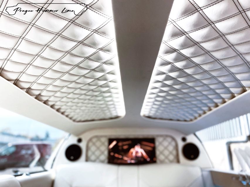 Prague: 1-Hour Vintage Limousine Rental - A 1-hour limousine that starts wherever you’re staying