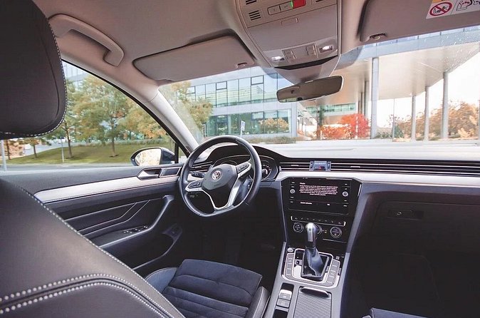 Private ARRIVAL Transfer by LIMOUSINE 3+1pax - Price and value: when $50.46 per group makes sense
