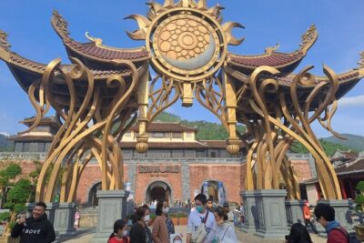 Private car and cable car ticket to the Ba Na hills and Golden Bridge - Golden Bridge walkway: the giant hands and the weather gamble