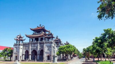 Private Car/Bus Renting Hanoi - Ninh Binh - Halong - Sapa... - Van Long Nature Reserve boat ride: reed fields, quiet water, and that natural cave moment